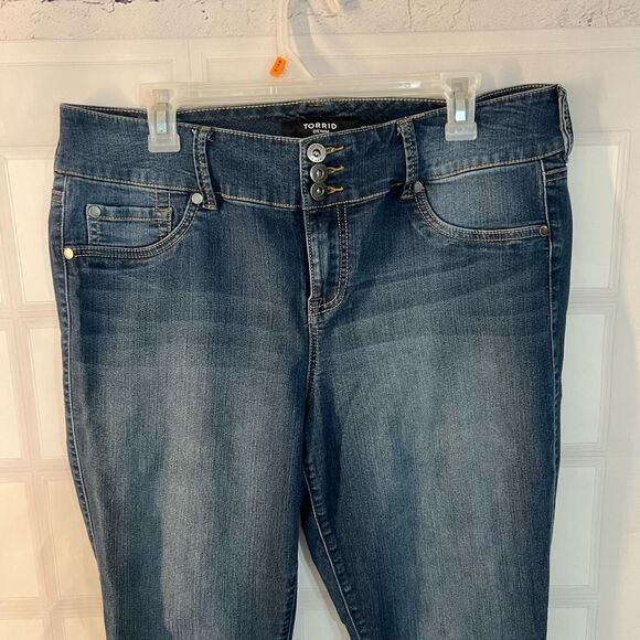 Torrid Blue 3 Buttons Waist Whisker Faded Cotton Blend Skinny Jeans Size 16R - Picture 2 of 9